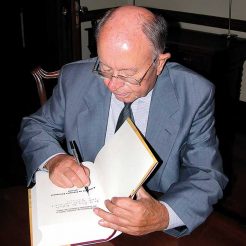 O P. Torres Neiva assina um exemplar da “História da Província Portuguesa (1867-2004)”